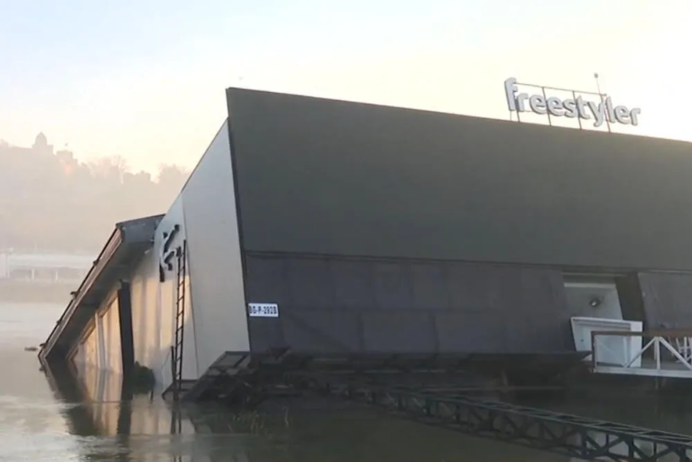 Beogradski splav "Fristajler" napola potonuo
