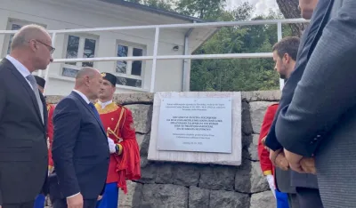 С постављања спорне спомен-плоче (архива)