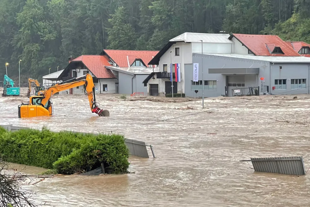 Поплаве усмртиле три особе
