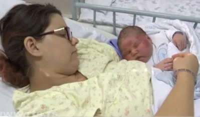 (VIDEO) Pavlu ne smeta medijska pažnja: Jedna od najvećih beba u ljekarskoj karijeri uživa pored majke