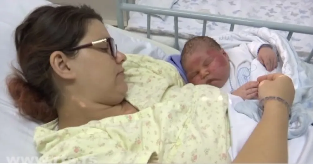 (VIDEO) Pavlu ne smeta medijska pažnja: Jedna od najvećih beba u ljekarskoj karijeri uživa pored majke