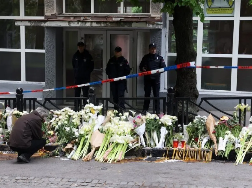 Испред Основна школа "Владислав Рибникар"