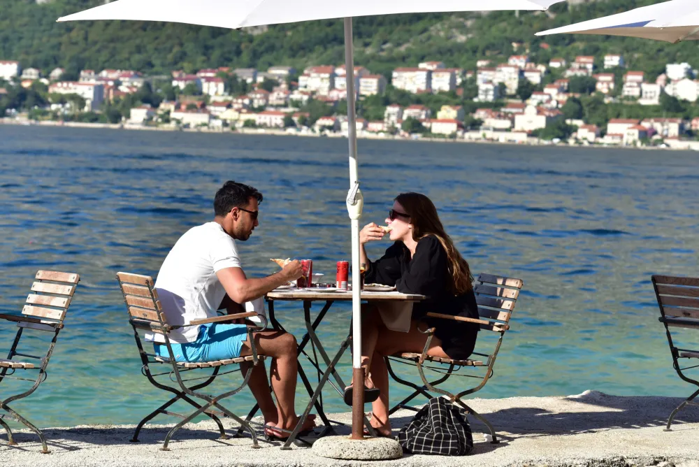 Turizam, turizam 2022, turizam2022, boka kotorska, prcanj, turisti, more, ljeto 2022, ljeto2022, sunce, vrucina