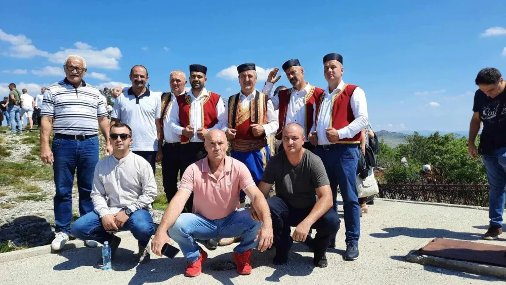Sabor u Banjanima okupio bratstvo Mrkaić, Mrkaјić i Mrkaјa: Po prvi put ukrstili puteve u postoјbini predaka
