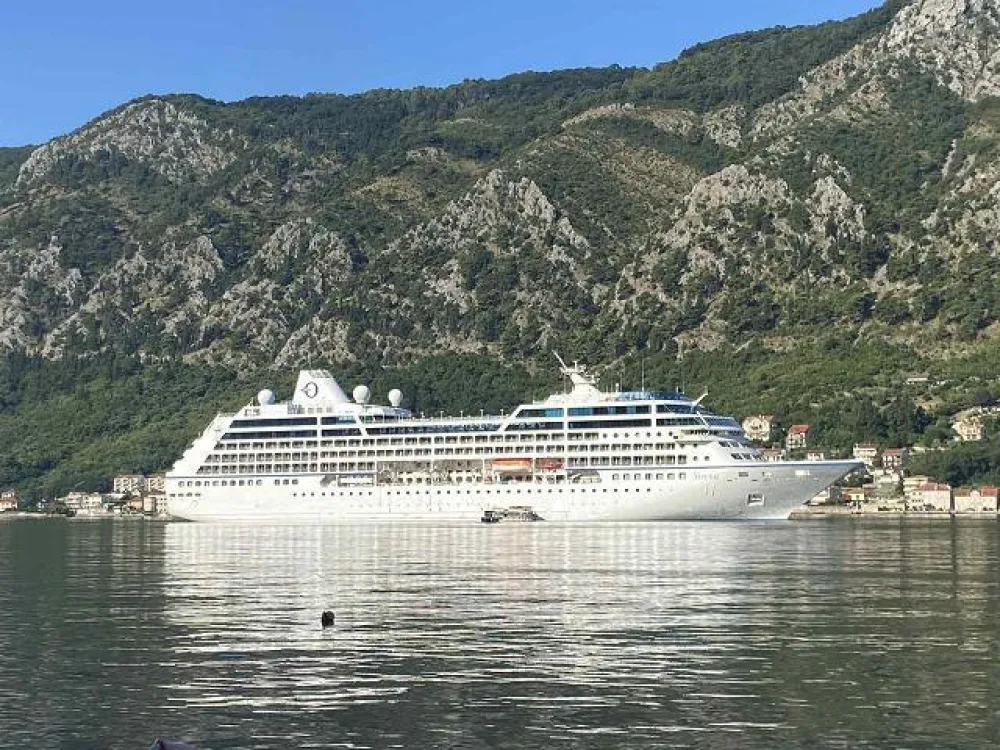 Kruzer uplovljava u Luku Kotor