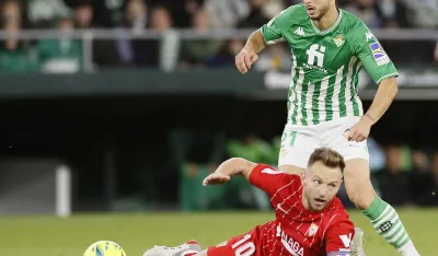 epa09570585 Real Betis' Guido Rodriguez (top) in action against Sevilla FC's Ivan Rakitic (bottom) during a Spanish LaLiga soccer match between Real Betis and Sevilla FC at Benito Villamarin stadium in Sevilla, southern Spain, 07 November 2021. EPA-EFE/Jose Manuel Vidal