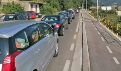 Kilometarske kolone kroz Herceg Novi ka granicama sa Hrvatskom