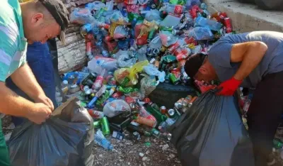 Bar: Radnici Komunalnog preduzeća sakupili veliku količinu otpada na plaži iza gOlog brda