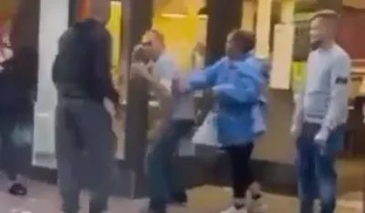 (VIDEO) Starac pretukao dva momka: Nisu znali da se sukobe sa biv&scaron;im bokserom