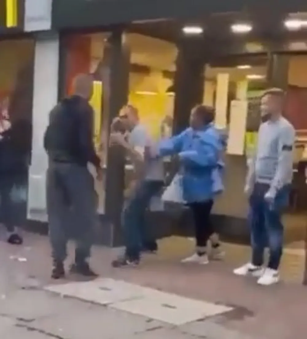 (VIDEO) Starac pretukao dva momka: Nisu znali da se sukobe sa biv&scaron;im bokserom