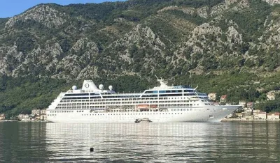 Kruzer uplovljava u Luku Kotor