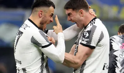 epa10532882 Juventuss Filip Kostic (L) celebrates with his teammate Dusan Vlahovic after scoring the 0-1 goal during the Italian serie A soccer match between FC Inter and Juventus in Milan, Italy, 19 March 2023. EPA-EFE/MATTEO BAZZI