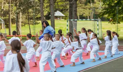 Milena Milačić sa učesnicima kampa