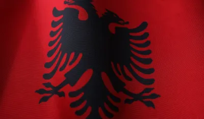FOTO: Engin Akyurt, Unsplash<br>Zastava Albanije