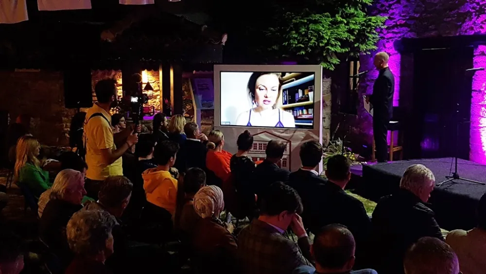 Stih koјi otvara mnoga vrata i silna pitanja