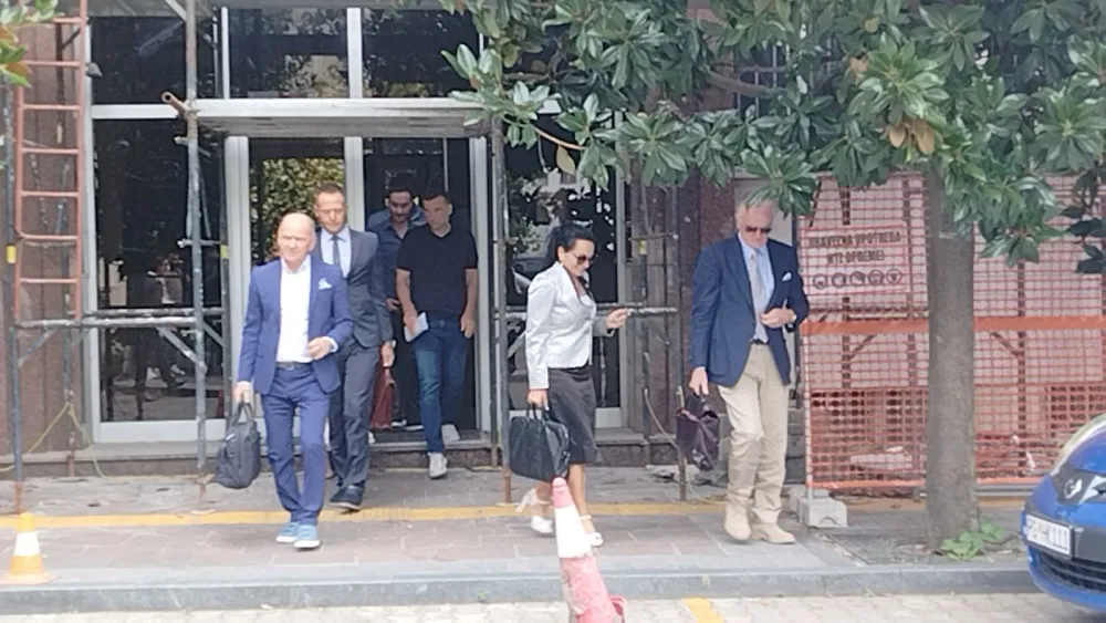 Vesna Medenica sa advokatima izlazi iz suda