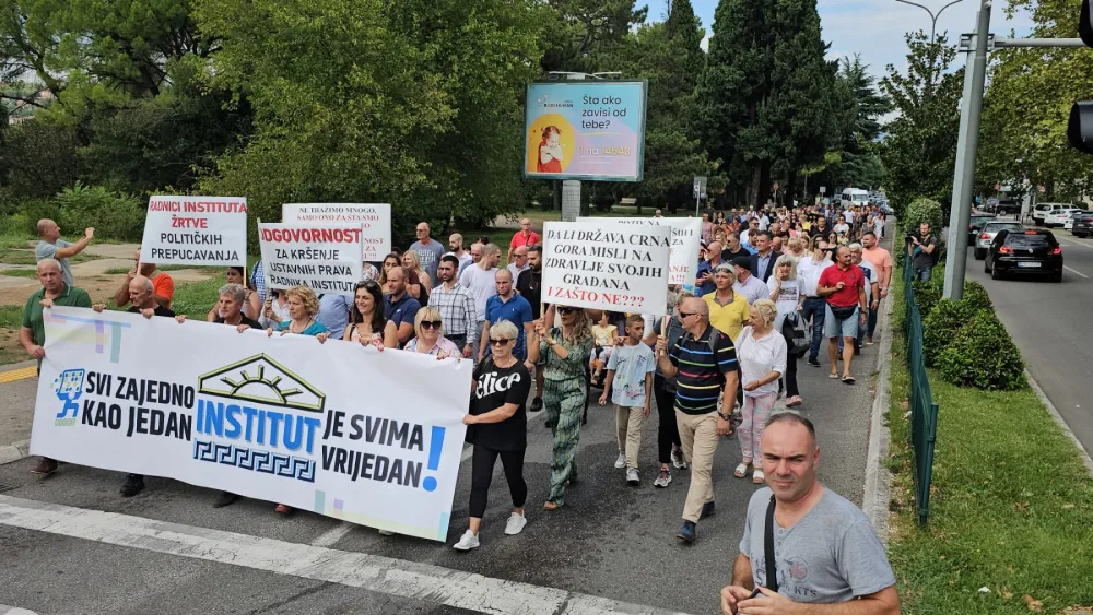 Sindikalni i protestanti u protesnoj &scaron;etnji