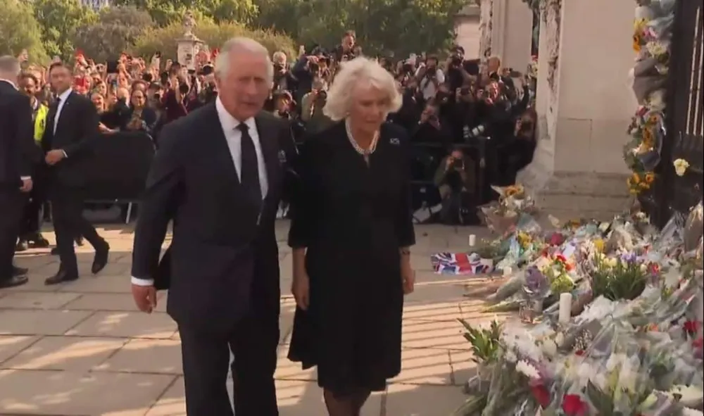 Kralj Čarls III porukom obIiježio prvu godi&scaron;njicu smrti Elizabete II