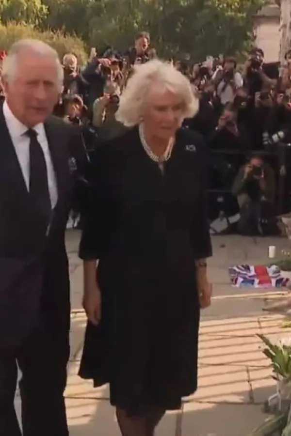 Kralj Čarls III porukom obIiježio prvu godi&scaron;njicu smrti Elizabete II