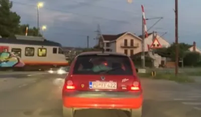 Podignuta rampa u Zagoriču dok prolazi voz 