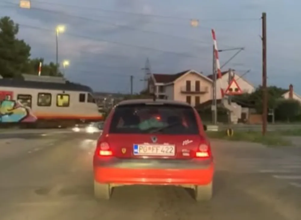 Podignuta rampa u Zagoriču dok prolazi voz 