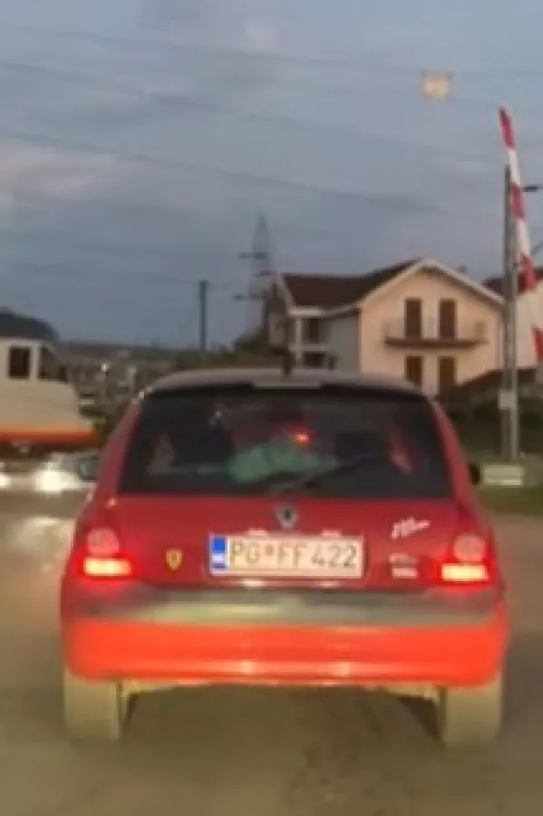 Podignuta rampa u Zagoriču dok prolazi voz 
