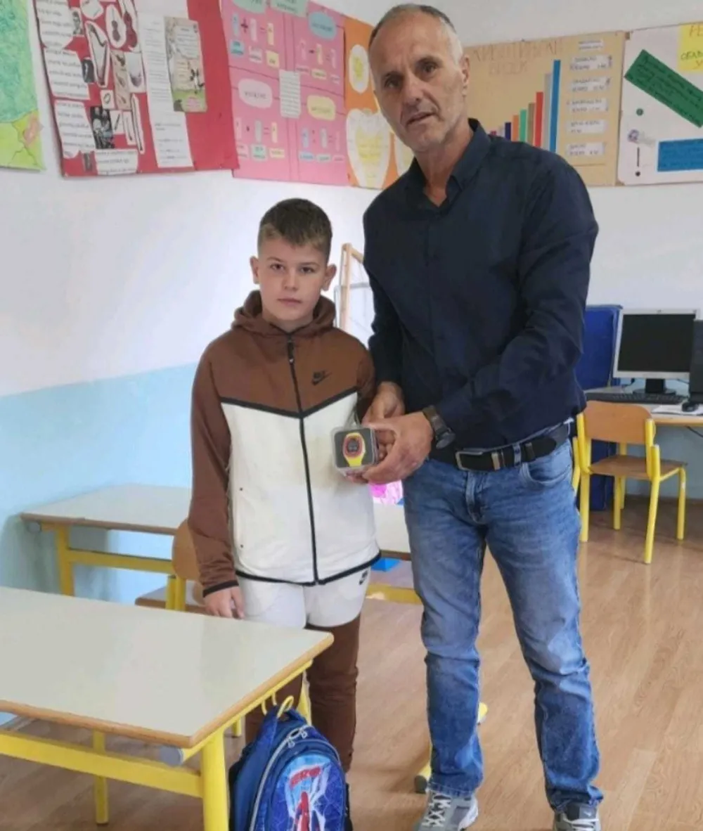 Lijep gest učitelja iz Bijelog Polja: Učeniku poklonio pametni sat