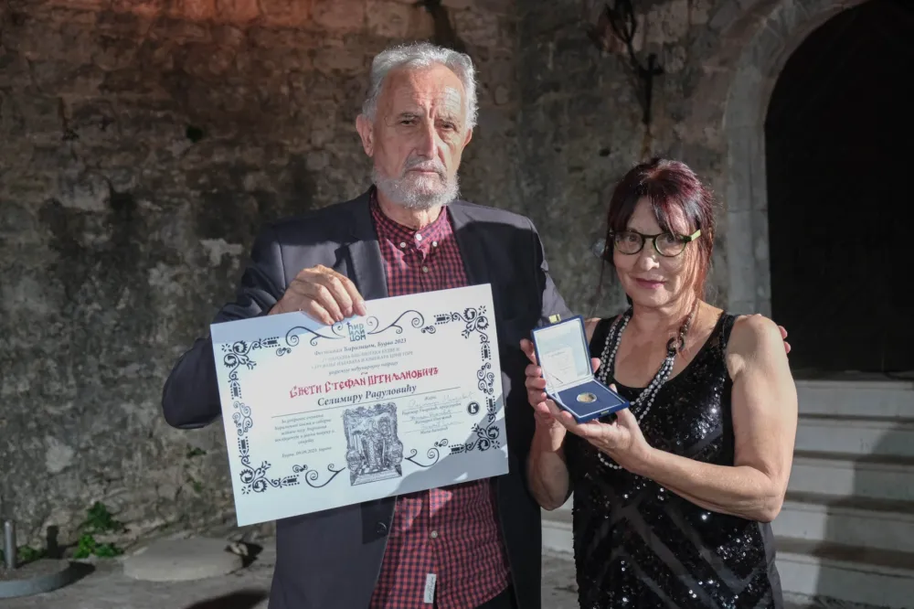 Pјesnik јe sve&scaron;tenik јezika