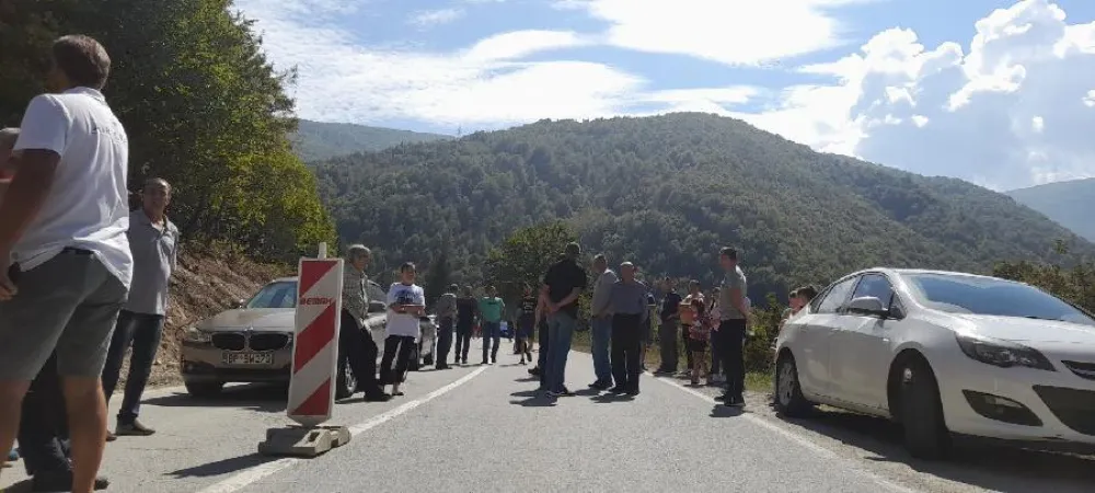 Blokada saobraćajnice (Foto: RTCG)