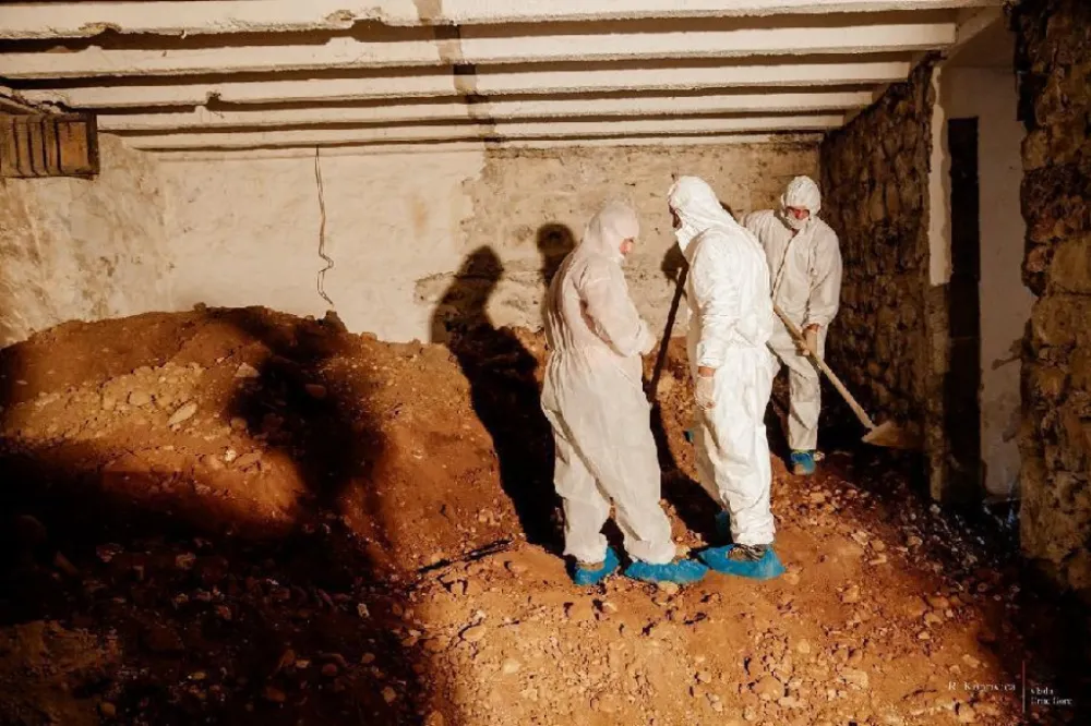 Tunel do depoa Vi&scaron;eg suda<br>FORENZIČARI PRIKUPLJAJU TRAGOVE/ - VLADA<br>