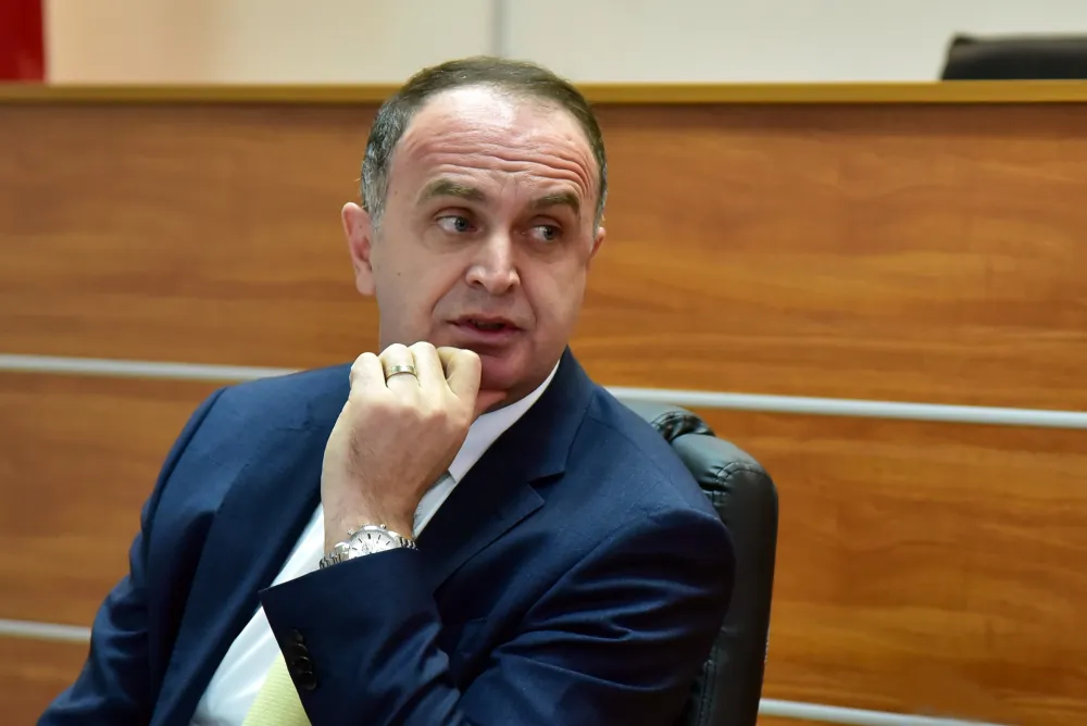 Nik Djeljosaj, tuzi sjednica opstine