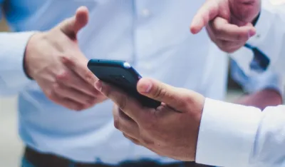 FOTO: Luis Villasmil, Unsplash<br>Mobilni telefon