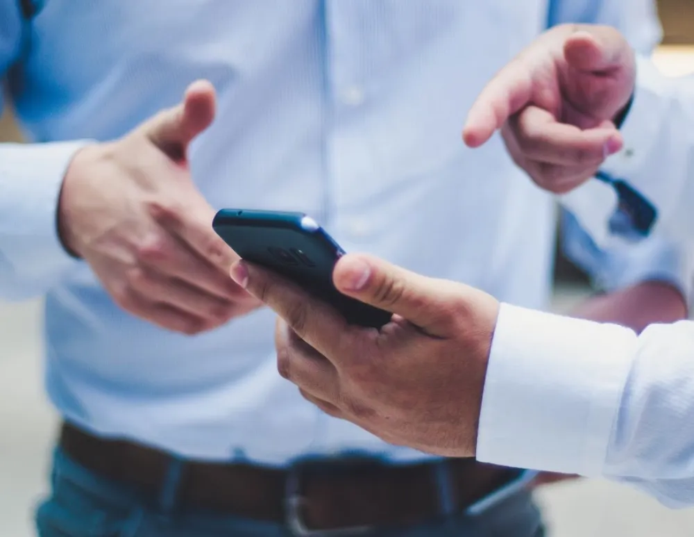 FOTO: Luis Villasmil, Unsplash<br>Mobilni telefon