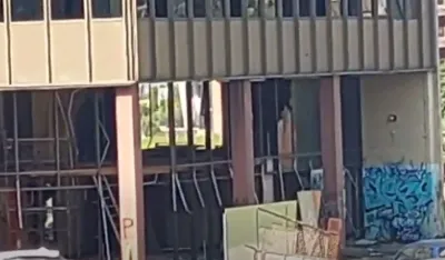 (VIDEO) Bar: Tokom ru&scaron;enja prozora sa zgrade komadići stakla padaju po ljudima i vozilima