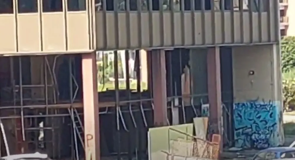 (VIDEO) Bar: Tokom ru&scaron;enja prozora sa zgrade komadići stakla padaju po ljudima i vozilima