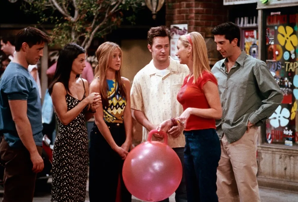 LIBRARY. <br>USA. Lisa Kudrow, Jennifer Aniston, Matt LeBlanc, Matthew Perry, Courteney Cox and David Schwimmer in the &copy;Warner Bros. TV series: 'Friends' (1994-2004),Image: 448706452, License: Rights-managed, Restrictions: Supplied by Landmark Media. Editorial Only. Landmark Media is not the copyright owner of these Film or TV stills but provides a service only for recognised Media outlets., ***<br>HANDOUT image or SOCIAL MEDIA IMAGE or FILMSTILL for EDITORIAL USE ONLY! * Please note: Fees charged by Profimedia are for the Profimedia's services only, and do not, nor are they intended to, convey to the user any ownership of Copyright or License in the material. Profimedia does not claim any ownership including but not limited to Copyright or License in the attached material. By publishing this material you (the user) expressly agree to indemnify and to hold Profimedia and its directors, shareholders and employees harmless from any loss, claims, damages, demands, expenses (including legal fees), or any causes of action or allegation against Profimedia arising out of or connected in any way with publication of the material. Profimedia does not claim any copyright or license in the attached materials. Any downloading fees charged by Profimedia are for Profimedia's services only. * Handling Fee Only <br>***, Model Release: no, Credit line: Supplied by LMK/Landmark/Profimedia
