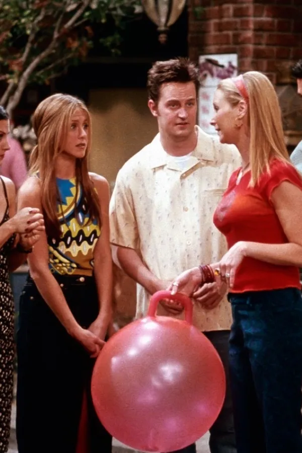 LIBRARY. <br>USA. Lisa Kudrow, Jennifer Aniston, Matt LeBlanc, Matthew Perry, Courteney Cox and David Schwimmer in the &copy;Warner Bros. TV series: 'Friends' (1994-2004),Image: 448706452, License: Rights-managed, Restrictions: Supplied by Landmark Media. Editorial Only. Landmark Media is not the copyright owner of these Film or TV stills but provides a service only for recognised Media outlets., ***<br>HANDOUT image or SOCIAL MEDIA IMAGE or FILMSTILL for EDITORIAL USE ONLY! * Please note: Fees charged by Profimedia are for the Profimedia's services only, and do not, nor are they intended to, convey to the user any ownership of Copyright or License in the material. Profimedia does not claim any ownership including but not limited to Copyright or License in the attached material. By publishing this material you (the user) expressly agree to indemnify and to hold Profimedia and its directors, shareholders and employees harmless from any loss, claims, damages, demands, expenses (including legal fees), or any causes of action or allegation against Profimedia arising out of or connected in any way with publication of the material. Profimedia does not claim any copyright or license in the attached materials. Any downloading fees charged by Profimedia are for Profimedia's services only. * Handling Fee Only <br>***, Model Release: no, Credit line: Supplied by LMK/Landmark/Profimedia