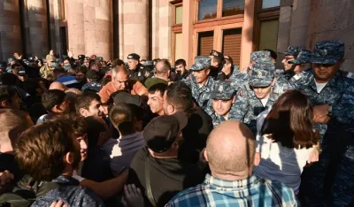 Demonstracije u Jerevanu, pristižu izbjeglice iz nagorno-Karabaga