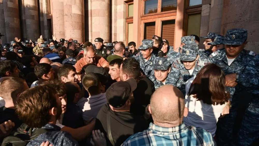 Demonstracije u Jerevanu, pristižu izbjeglice iz nagorno-Karabaga