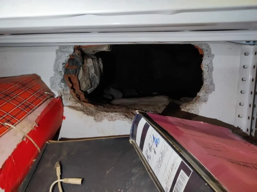 Prokopan tunel ispod zgrade suda do depoa