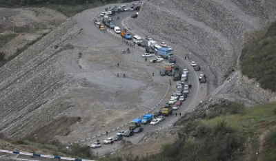 Kolona od stotina automobila koju su formirali Jermeni kojibježe iz Nagorno-Karabaha