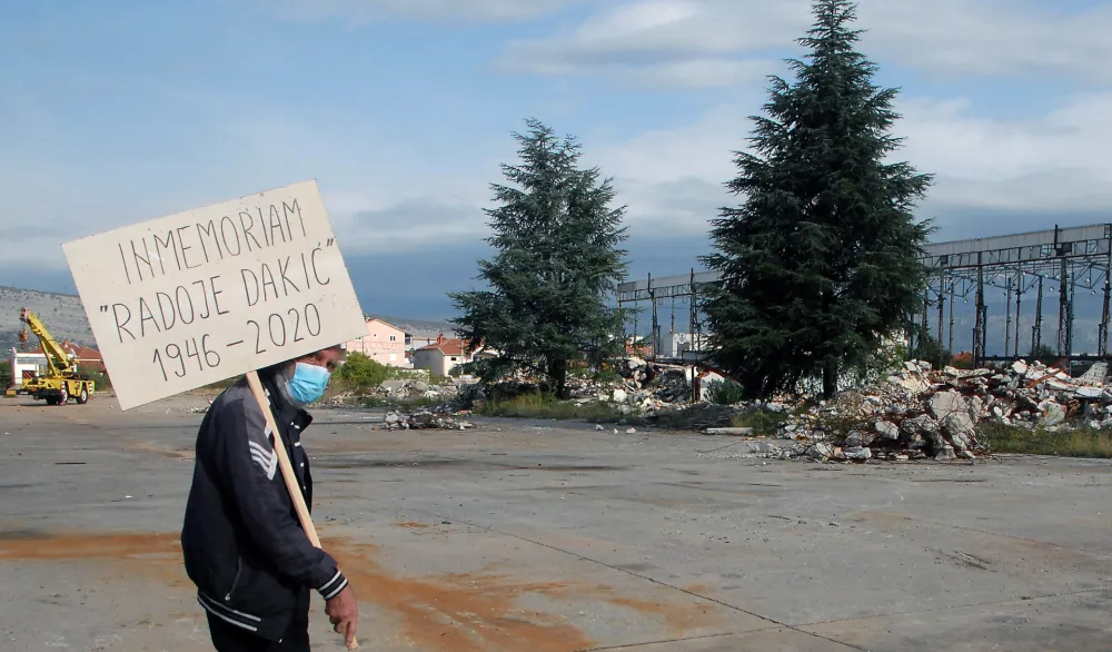 Biv&scaron;i radnici nekada&scaron;nje fabrike "Radoje Dakić": Tuđe nećemo, svoje nemamo