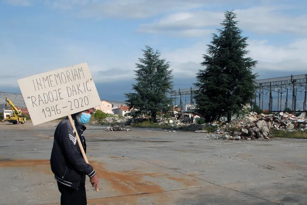 Biv&scaron;i radnici nekada&scaron;nje fabrike "Radoje Dakić": Tuđe nećemo, svoje nemamo