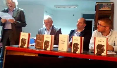 Moderan u izrazu, duhovno radoznao i vezan za istoriјu