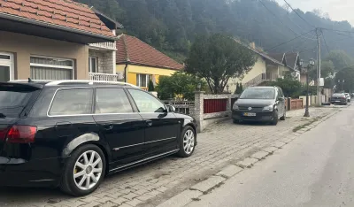 Saobraćajni haos u Bijelom Polju: Automobili zauzeli trotoare, djeca ne mogu do &scaron;kola