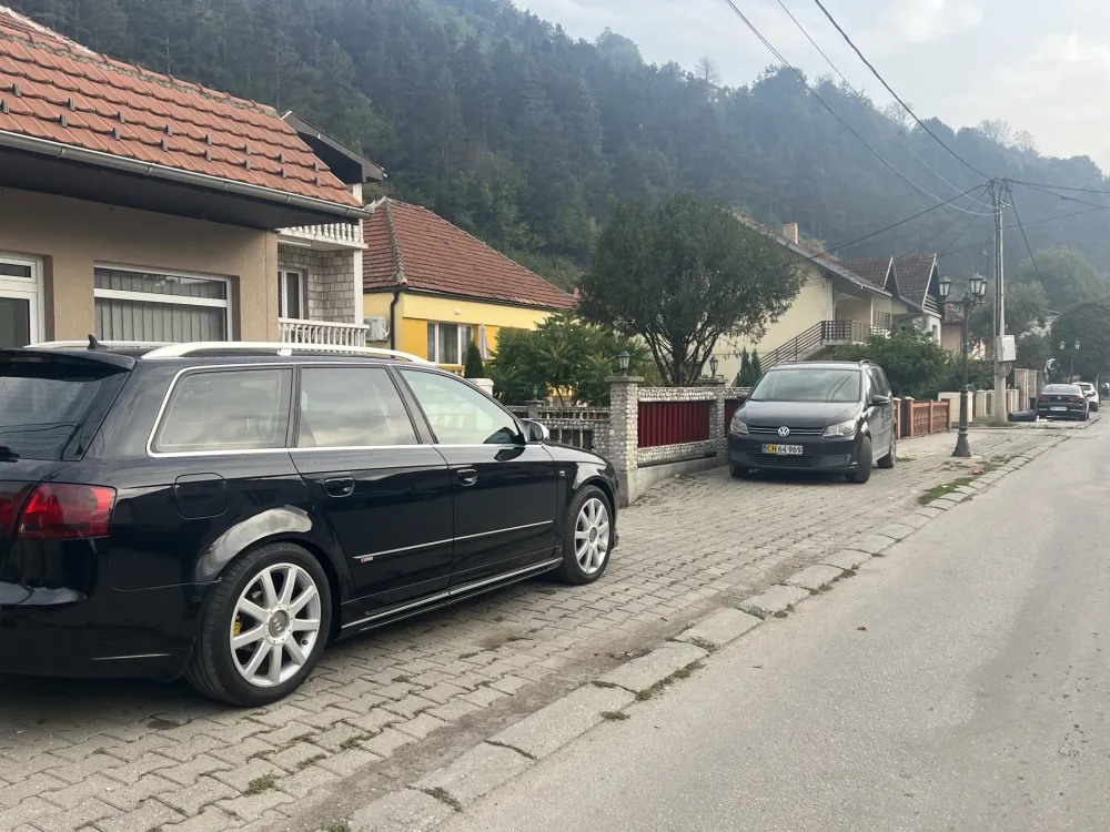 Saobraćajni haos u Bijelom Polju: Automobili zauzeli trotoare, djeca ne mogu do &scaron;kola