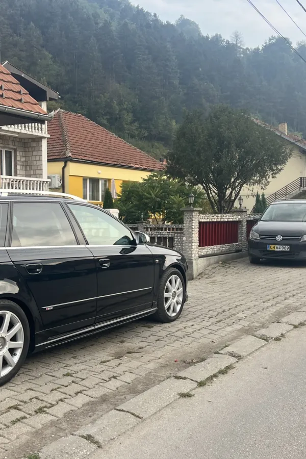 Saobraćajni haos u Bijelom Polju: Automobili zauzeli trotoare, djeca ne mogu do &scaron;kola