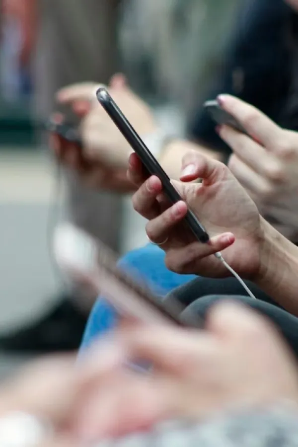 Unsplash: ROBIN WORRALL<br>Mobilni telefon