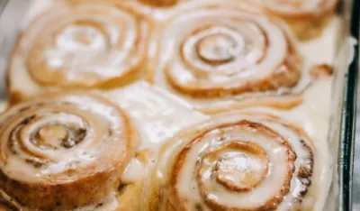 Ukusne cimet rolice s voćnim iznenađenjem