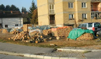 Дрвљаници и даље "красе" дворишта стамбених зграда
